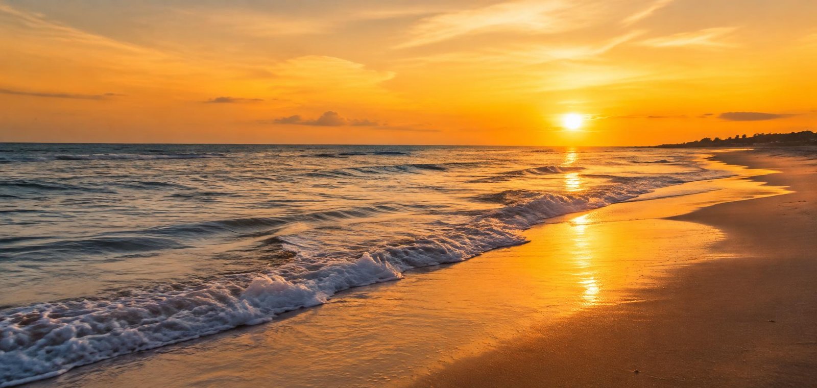 Playa al atardecer con olas suaves